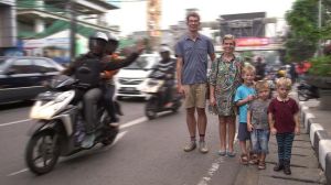 Nybörjarna: Elin, Marcus och deras tre barn i Indonesien